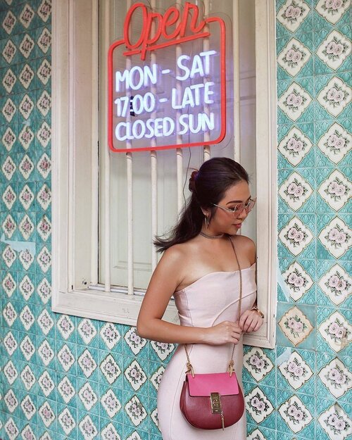 <div class="photoCaption">Upping my style game with a brand new Chloe Drew Shoulder Bag. @reebonzsg's Great Singapore Sale will be happening between 21/6 & 25/6, and prices will be slashed up to 70% storewide. RSVP to receive a $100 voucher (link also in profile): http://go.reebonz.com/gss #reebonzsg #mystyleislit #thissaleislit 🙌🏻</div>