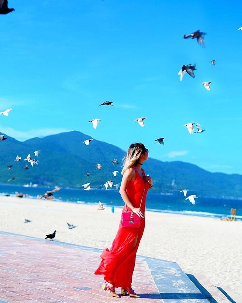 <div class="photoCaption">Day dreaming in #Danang! My first time in this beautiful coastal city in #Vietnam well-known for its sandy beaches and rich history. You can see/read more on my blog: http://www.crystalphuong.net/2017/06/day-dreaming-in-da-nang.html #travelwithCrystal #ootd #clozette #travel #revolveme</div>