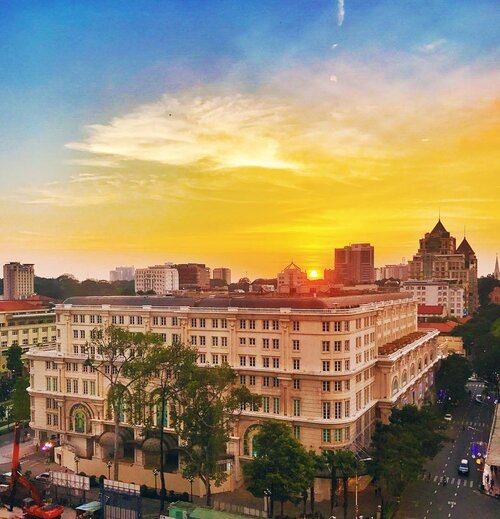 <div class="photoCaption">A welcome "home" view! @caravellesaigon 😍😍❤️ #HoChiMinh #travel #travelwithCrystal #sunset #beautifulhotels</div>