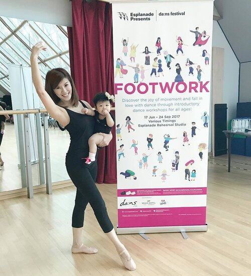 <div class="photoCaption">Rediscovered the joy of dance @esplanadesingapore It was such a heartwarming experience to share it with my 9mth old @chrisellefaithtay at our 1st babywearing ballet together. Encompassing passion, grace and inspiration, dance is a gift. And MummyC is glad to be able to share the joy of this gift together with you. Never too young to start. .
.
#babywearingballet #mumsandbabyballet #dainsfestival #footwork #wingstowingsdance #esplanadesingapore #lecinlurve #chrisellefaithtay #9monthsold</div>