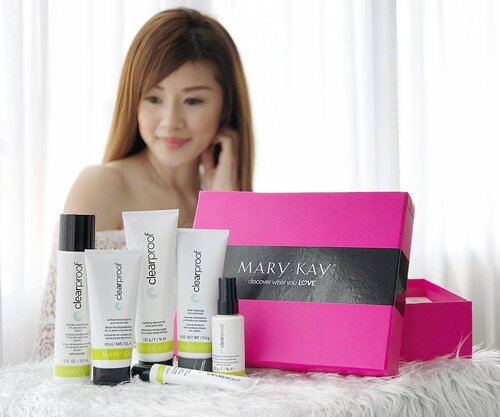 <div class="photoCaption">Struggling to find the most suitable products to combat and prevent future zits? Introducing the new Mary Kay Clear Proof® Acne System! Your answer to a comprehensive, all-in skincare regime for clearer and healthier skin. This easy-to-use Mary Kay® system contains salicylic acid and benzoyl acid peroxide that not only clear up existing acne, but prevent future breakouts. .
The Clear Proof® Acne System also features the new Deep-Cleansing Charcoal Mask. (my personal fave!) The deep cleansing mask contains activated charcoal which acts like a magnet, helps bind up to double its weight in pore-clogging impurities to cleanse dirt from deep within your pores. Every girl's dream to unclogged pores.
.
Thanks to @Marykaymysg & @touchprandevents for keeping my skin clear and healthily clean. The Clear Proof® Acne System is available for sales through Mary Kay Independent Beauty Consultants 📲: 6226 6888 from 1 July'17 or contact @kaitinghearts
#MaryKaysSG #lecinlurve #sp</div>