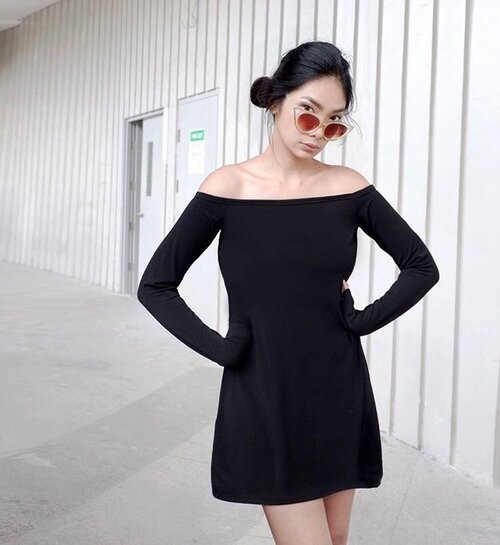 <div class="photoCaption">Stepped out the door in my little black dress & cat-eye sunnies wt messy hair pinned up✨</div>