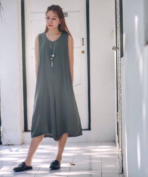 <div class="photoCaption">Just had to welcome this easy, breezy minimalist jumpsuit (yes, it's not a dress!) and geometric necklace from @joopboutique into my wardrobe with open arms.</div>