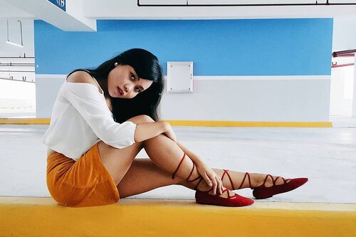 <div class="photoCaption">With gray and cloudy skies glooming over us this rainy season, why not break the bleak atmosphere through a fun and eye-popping outfit that’ll surely add flavor to your #ootd? Like these tomato-red, pointed, strappy flats from @estilistica, matched with this mustard yellow skirt? More on this color blocking scheme on the blog ✨ Link on my bio 💖 #tellemaywhy</div>