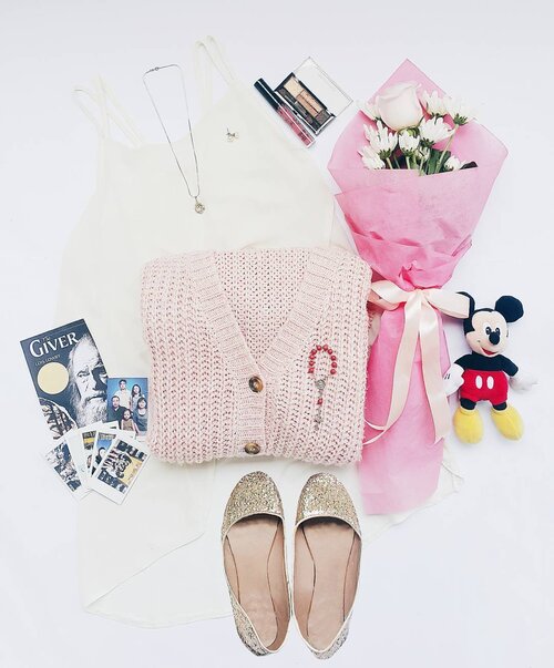 <div class="photoCaption">Throwback to a flatlay I did for @zoekitsune's project hihi Can you guess the topic? 😉</div>