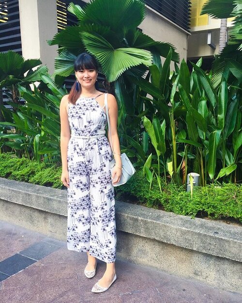 <div class="photoCaption">Finally reunited with my bff yesterday.! Gotten my cafe dose and nails done after so long. 🙆🏻 Here is my best item scored from the LB sales 💕💕 #danetelle #lbootd #clozette</div>