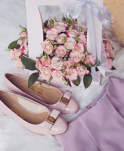 <div class="photoCaption">On Wednesdays, pink errthing! Featuring fresh blooms from @kikiwoodsflorist 💕</div>