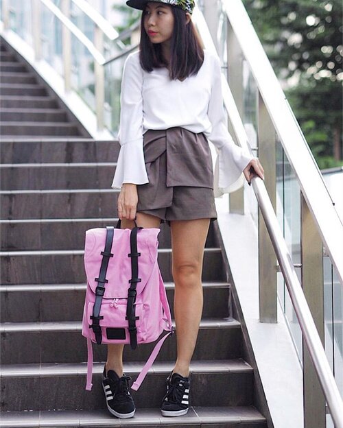 <div class="photoCaption">Weekend checklist:
Shorts ✔️
Cap ✔️
Sneakers ✔️ More about the Classic Pink & Black @gastonluga 🎒 on Dayre! Non-EU residents get 20% VAT rebate discount on your order! Quote <Sodapop15> for additional 15% off your order!!</div>