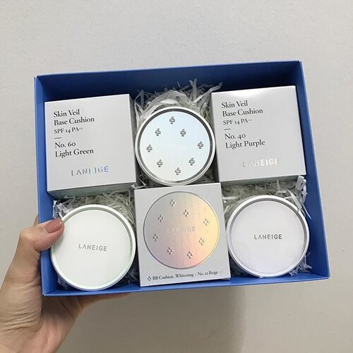 <div class="photoCaption">Another surprise from @laneigemy! Look at their new Laneige BB Cushion with Swarovski crystal! I can't resist looking at the packaging. 😍 I think most of you know that I have been using their cushion since 2013 when they launched it and their packaging was still in white colour. 😉While the other two are the brand new products which are used as a base before applying BB Cushion. It comes with 2 gorgeous colours - Purple and Green which is addressed to target certain skin concerns such as redness or blemishes. I have yet tried out these cushions and I will share the review with you guys. 😍 Look out for my review! 😊 #beautyaddict #clozette #laneigemy #laneigemalaysia #laneigeskinveilbasecushion #laneigexswarovski</div>