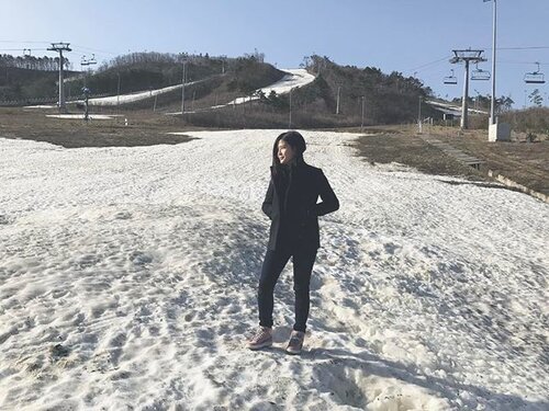 <div class="photoCaption">I was shivering when I took this shot. Tried my best to look good in this photo though. 😂 I could still remember the last time I saw snow was 3 years ago. 😬 Anyway the weather in Pyeongchang was too cold (about 2- 4 degrees) that I put on 4 layers of clothes to keep myself warm. This skiing area (opposite the hotel I was staying) will be used for next year Winter Olympics 2018 and I was lucky to be there! 😍😍 #pyeongchang #janiceytravels #janiceinkorea #janicetravels #korea #clozette</div>