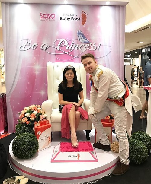 <div class="photoCaption">Felt like a Cinderella today as my foot fit the glass shoes perfectly. 😍 Never in my dreams that I am able to try on the glass shoes and wear a crown. 😝 Thanks to Baby Foot that I'm able to feel like a princess today and here's a photo with my prince! 😂 By the way, Baby Foot roadshow ends today and do check out for awesome deals at @midvalleymegamall. 😊 #babyfootprincess #sasamalaysia #clozette</div>