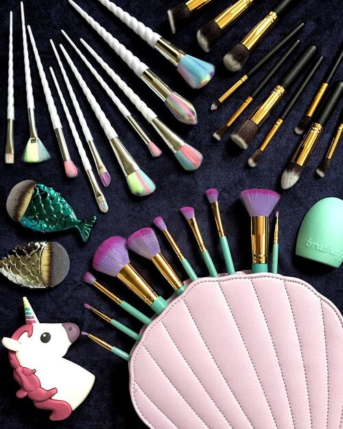 <div class="photoCaption">Me: I don't really need more make up brushes
Also Me: But they're so pretty!!!!! Today's magical creature themed haul from 168 Mall / Divisoria! Got inspired by birthday girl @thebeautyjunkee's recent vlog and paid a visit to the famous cheap shopping paradise!
Everything in this photo rings up to a total of only 1200 pesos 😜🤑😏😍 #clozette #beauty #stylecentricbeauty #makeupbrushes #unicornbrushes #unicorn #powerbank #mermaid #mermaidbrush #divisoria #168mall #colorful #beautyjunkie #makeupaddict</div>