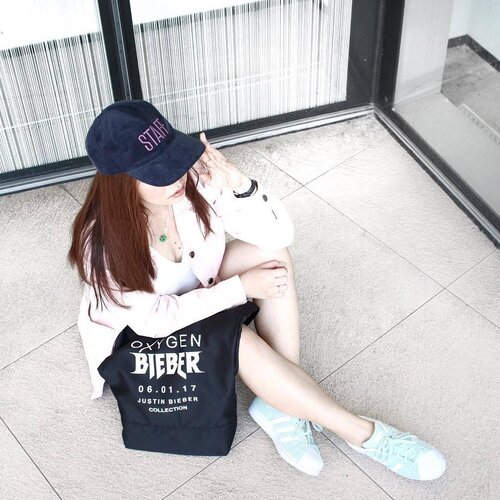 <div class="photoCaption">Last hour to get first dibs on the new #OxygenXBieber Collection at the Mega Fashion Hall! Sporting the Staff cap, which is one of the exclusives in this collab.
See you there!
#ootd #clozette #OXGNComeHangout #OxygenClothing</div>