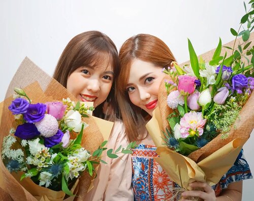 <div class="photoCaption">Floral jammed with my favourite girl @chloetwl at @angelflorist! 😍😘💐 It wasn't a piece of cake but certainly a great skill to have (coming from me who loves flowers to death 🌸🌹🌺🌻🌷) If you're looking for a therapeutic session with your girlfriends, #AngelFlorist is conducting workshops on Aug 19, Sept 16, Oct 14 & Nov 11! Register via customer@angelflorist.com or call 69081788, and quote <MELISSAJANEFEROSHA> for $10 off! 😁 Limited slots - only 10 pax per session.</div>