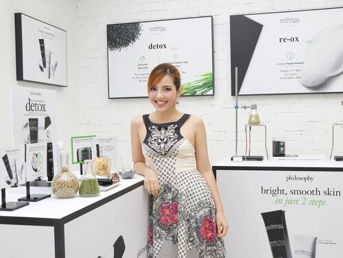 <div class="photoCaption">Detox and re-ox for clear, fresh, revitalized skin. @lovephilosophy's innovative 2-step peel combines 2 products in 1, to deliver the purifying benefits of a detoxifying mask + the brightening benefits of an oxygen facial ❤ Tried on the back of my hand at the media preview and saw how my skin became fairer and brighter 🔆 in 3 mins! 😱👏 Availabe at @sephorasg in August 😍 #lovephilosophy #philosophysg #peelgoodfeelgood</div>