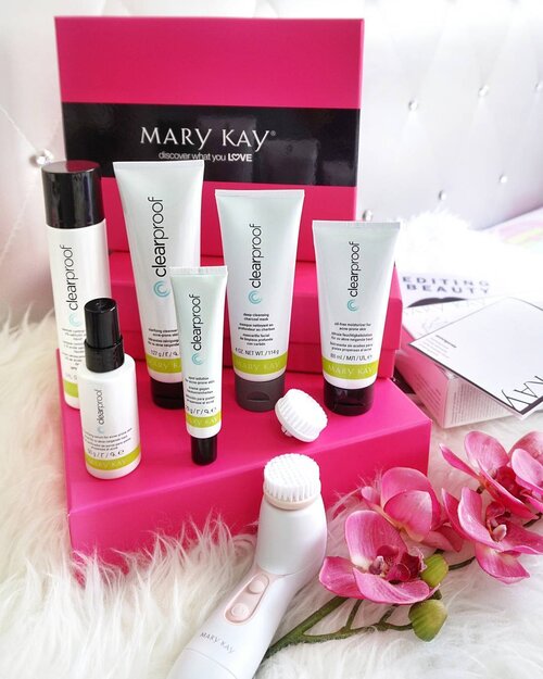 <div class="photoCaption">I've been a loyal consumer of @marykaymysg products, so much so that I've influenced my Mom to use them as well! 💗 Ecstatic to try their new Clear Proof Acne System, that uses a combination of salicylic acid and benzoyl peroxide to not only clear up existing acne, but prevent future breakouts as well! 👍 The highlight of this range is the NEW Clear Proof Deep Cleansing Charcoal Mask. The mask contains activated charcoal which acts like a magnet to cleanse dirt from deep within pores, by being able to bind up to double its weight in pore-clogging impurities. Its formula also consists of honeysuckle and navy bean extracts which have been shown to improve skin discoloration 💕.
.
Been actively using the Mary Kay Skinvigorate Cleansing Brush as well to thoroughly remove my makeup and effectively cleanse my face ✨😍
.
Thank you @marykaymysg and @touchprandevents for always spoiling me with these awesome products! 🙆😘💖
#MaryKaySG #ClearProof</div>