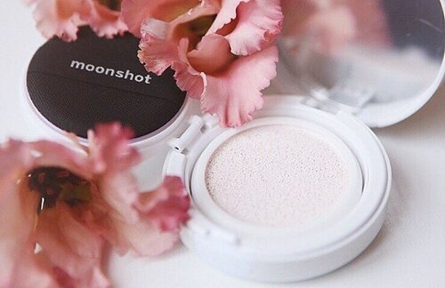 <div class="photoCaption">For those who prefer to have a more minimalist, natural look just like Sandara Park, this review post is dedicated to you. <Mini Review>: Unlike the Microfit Cushion, the Moonflash Cushion isn't a BB cream even though it has the same certification as the Microfit Cushion for UV Protection SPF 50+++, Whitening, and Anti-wrinkle. The Moonflash Cushion is more like a CC Cream Type with multi-functional uses. You can use it on its own, as a makeup base or as a highlighter to give you that glowy strobing effect that is highly sought after in Korean makeup currently. #moonshot #sandara #beautyreview #igsg #flatlay #kbeauty #bbcushion #highlight #clozette #clozetter #mynewclozette #makeup #koreanbeauty #sephora #styleblogger #beauty #beautyblogger Credit:?</div>