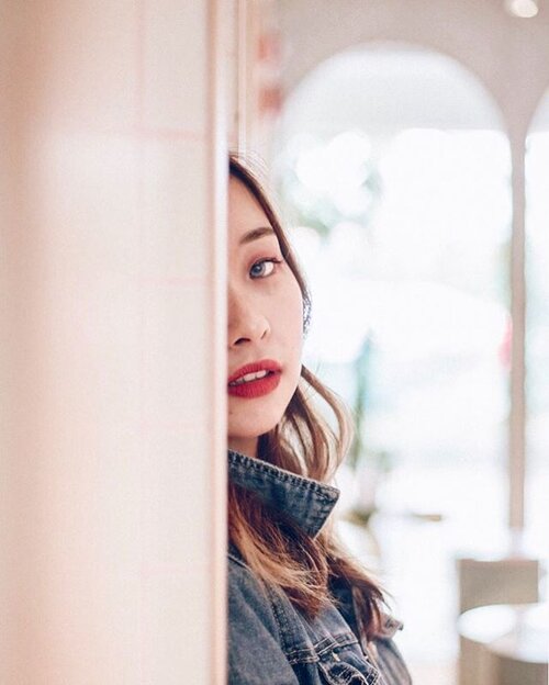 <div class="photoCaption">B O U R J O I S 💋💄 | Wearing @bourjoissg on my lips in the shade 02 Frambourjoise! Intensely matte, lightweight and lasts throughout the day with a nice colour payoff. If you like a good non-drying matte lippie, this one's the best way to go! Did I mention they have 18 shades you can choose from? 🙌🏻 .
.
.
.
#matteaboutvelvet #bourjoisSG #sp #ootd #clozette #coordinatesoffrisbee #lookbook #lookbooksg #igers #igsg #sgblogger #fashionblogger #portraitsmag 📷: @lensofmira</div>