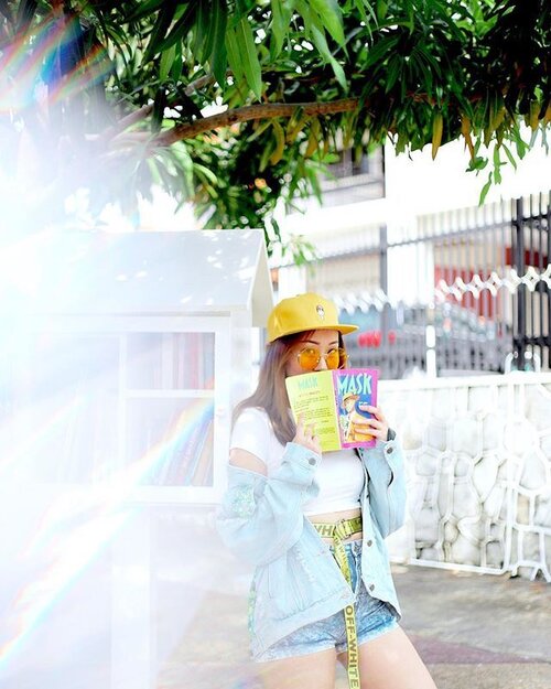 <div class="photoCaption">P O P 💛🍯 | Everyone needs a little bit of 'crazy' in their lives, don't you think? Who else remembers this book/story/movie? .
.
.
.
#ootd #clozette #coordinatesoffrisbee #igers #igsg #lookbook #lookbooksg 📷: @lensofmira</div>