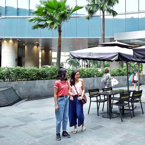 <div class="photoCaption">Hey, sister. Stop growing. You're making me look shorter.
#clozette #zaloraph</div>