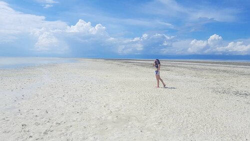 <div class="photoCaption">"so I'll stand there and you take a picture of me, okay?" / "okay" / "I want to look like I'm the only person here." / "okay." #lystravels #clozette</div>