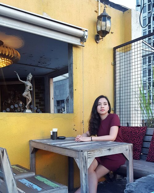 <div class="photoCaption">One of the things I'm good at: the side-eye. Or looking like I'm half-asleep and ready for nap time.
#clozette #lystravels #amazingthailand</div>