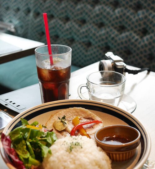 <div class="photoCaption">Throwback: In Tokyo earlier this June, having our Sangen pork rice lunch set. Probably the most chillax moment we had in our entire trip then. Haha. Wishing I was there now. 💖#tokyuhands #handscafe #tokyo #harajuku</div>