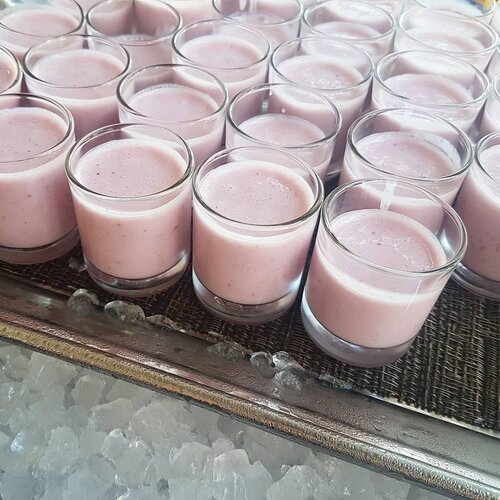 <div class="photoCaption">Chugging blueberry smoothie shots in the mornings.
#goodmorningworld #smoothie</div>