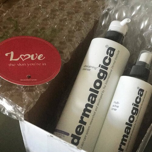 <div class="photoCaption">What the postman brought me today 🎉💕 I chose Dermalogica Ultracalming cleanser and Multiactive toner for my then teenage sons when the first started using skincare. This ph-balanced cleanser is gentle enough even for eye area. Kiddies are still using it and so am in the morning when my skin and eye only needs gentle cleansing to remove sebum and dead skin accumulated through the night. Pair cleanser with multi-toner which has a mild lavender and mint fragrance and contains humectants to hydrate and prep skin for better moisture absorption . From now to end July UOB card members get 15% discount on strawberrynet #uobgss #clozette #strawberrynet #dermalogicasg #dermalogicasingapore #dskin #uobcards</div>