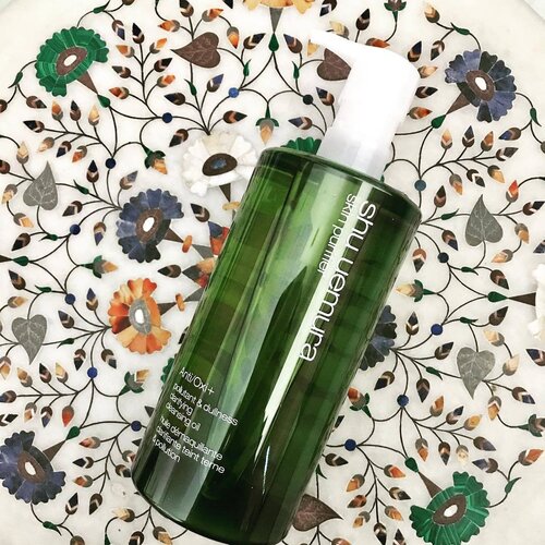 <div class="photoCaption">Been using Shu Uemura cleansing oils for years but first time trying this formula. No regrets so far - love the lightweight oil which removes makeup and sunblock effectively without drying my skin. Like the citrus fragrance too 😊 Want to know more about this product? Look up the awesome review posted by @musicalhouses #clozette #shuuemurasg #shuuemuracleansingoil . Bought mine from Metro Singapore last weekend 20% members sale #metrosingapore</div>