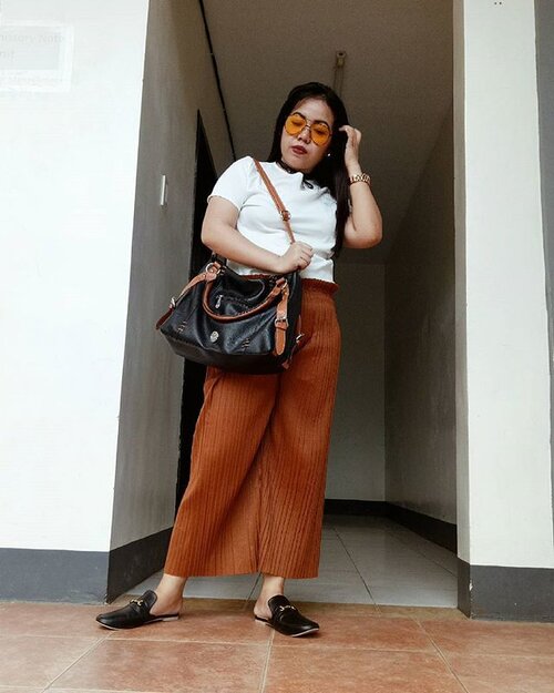 <div class="photoCaption">"Just a vintage soul."👢
📍'90s vibes in rust pleated culottes from @shopatmera and tinted sunnies from @sunniesstudios || #Clozette #ootd #teamshirubi #pilipinasootd #phstreetstyle || @pilipinasootd @shirubicom @phstreetstyle</div>