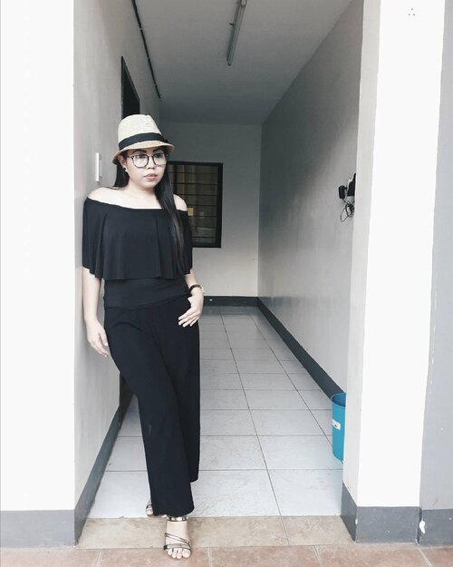 <div class="photoCaption">♥offshoulder top+ culottes+ bowter's hat+ sandals || #BlackStyling.......#Clozette #teamshirubi #tuesday #blackisbeautiful #blackandwhite #vsco #vscophilippines #vscophoto #vscophile</div>