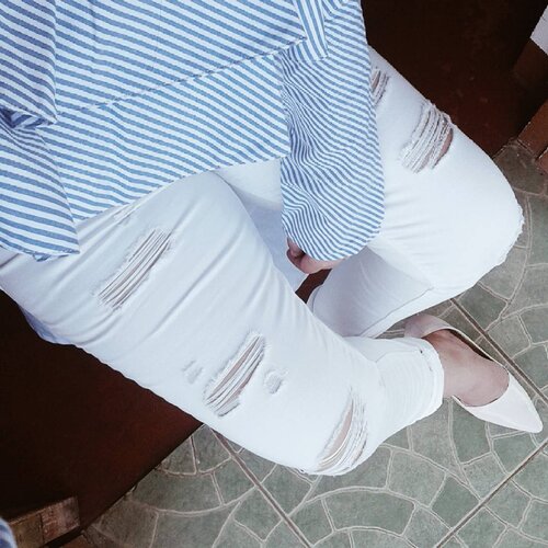 <div class="photoCaption">Ruffles & distressed jeans are now on my blog. I've been so busy this past few days in work and finding time to blog is something that I struggle with. But thanks to my blogger friends who inspired and taught me that time management is very important. So last night after my work I listed my priorities and what to accomplish first. Are you also struggling like me? Don't worry God is always there to renew your strength everyday. Happy Thursday everyone! (link on my bio) #clozette</div>
