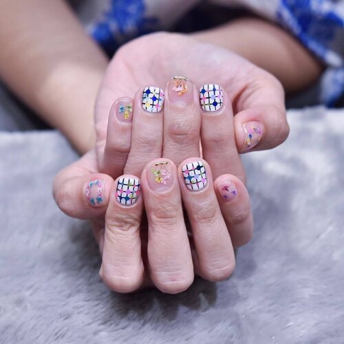 <div class="photoCaption">Yay! Loving my new nails!!! Thank you Janet from @3d_nails for surprising me with a very pretty birthday cake and a set of new nails. I asked for dried flowers and she exceed my expectations with something so colourful. Me likey!! Quote my name "Hannah" to get 20% off all nail art 😘😘😘</div>