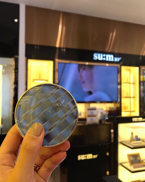 <div class="photoCaption">🌟Previewed the all NEW SU:M 37⋅ beauty counter at @Tangssg Vivocity with their latest Water-Full Range of skincare products & the CC Cushion Perfect Finish earlier this evening...
💕Designed with a 5 layer double cell puff to dispense the right amount of formula, there's no need to worry of over applying to achieve that natural look.. 💋Do you know that SU:M 37 ⋅ products revolve around the concept of natural fermentation? During fermentation, raw ingredients are purified & broken down into micro particles that are absorbed deep, delivering potent nutrition into the skin!...
🙌🏻Excited to try more from this Korean brand!</div>