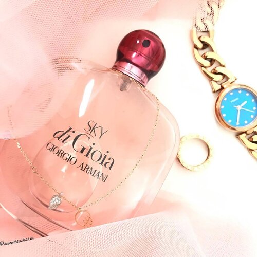 <div class="photoCaption">Giorgio Armani's new fragrance, Sky di Gioia Eau de Parfum, brings a positive message of hope 💌, a new beginning...
💓Top scent of lychee & pear with middle notes of peonies & roses.. Finally with sexy white musk as the base note...
🌸A great spring/summer scent that lasts! It smells sweet at first but after a few hours, it reveals the smell of a bouquet 💐of fresh beautiful flowers with a hint of musk....
❕I have a strong olfactory memory & the first whiff of Sky di Gioia EDP brings me back to our mini-honeymoon in Bali, waking up by the seaside 🌊in the early mornings with sounds of the waves crashing, taking deep breaths of fresh air.. So peaceful & serene... 🎀Oh! & The Hubs love the scent on me too! ✌🏻️..
🔺#ArmaniBeauty Sky di Gioia EDP is now available at all department stores & Sephora & retailing for SGD119 for 100ml. #ShareMyJoy literally..</div>