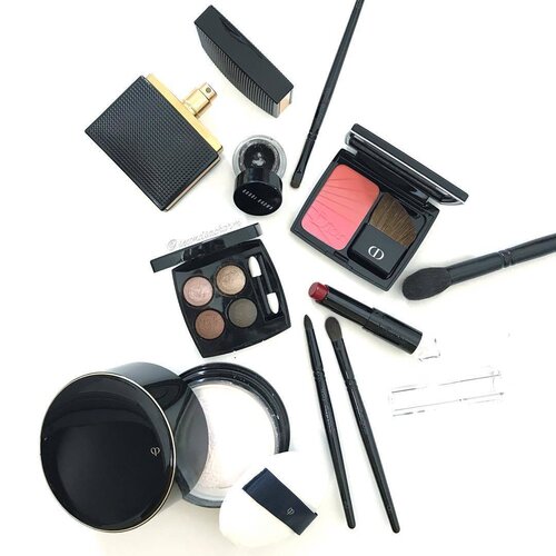 <div class="photoCaption">Oh Monday... 🔴Fighting fighting 💪🏻 the Monday blues with an arsenal of sleek blacks.. Hope you had a good start of the weeks, ladies 👯! #clozette</div>