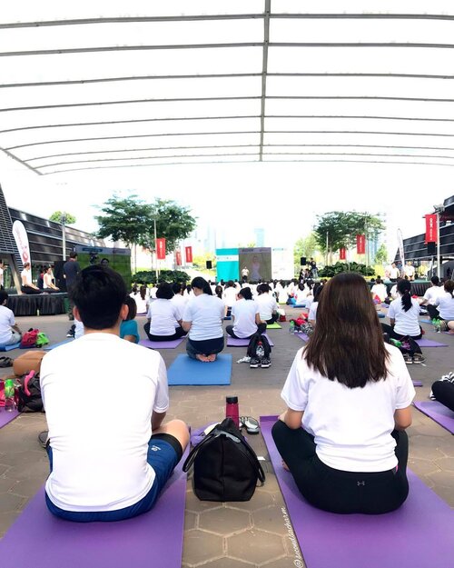 <div class="photoCaption">Earlier this morning stretching it out with the Hubs for WatsonsSg First Ever mass yoga session, partnered with @platinumyoga & ActiveSg for #GETACTIVE, to promote a healthier lifestyle.. 💪🏻We usually go on our own exercise regimes weekly (different interests 😂) so it's really nice that we got to to this together! ✌🏻️Thank you @huntingtoncomms! 💕</div>