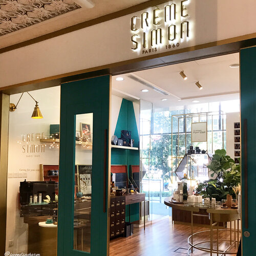 <div class="photoCaption">Take a little trip with me to Créme Simon's FIRST Flagship store at OUE Downtown 1 Singapore... ♦️A step into this 1920s inspired apothecarist's apartment in Paris brought me to Créme Simon's bathroom, library & workstation (Swipe Left 👉🏻)....
❤️I love the welcoming & homey feel to the store along with the experience of exploring various exhibits from the past Créme Simon - 157 years worth of history!....
♦️What's there besides their natural skin care range are their wellness tea range which are all caffeine free, perfect to wind down in the evening. Créme Simon will also be bringing in their very own health supplements very soon. So stay tuned! 😉</div>