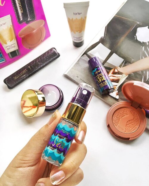 <div class="photoCaption">Happy mid week-ish 🤗. I've been playing around with my @tartecosmetics Skin Quad Deluxe Discovery Set which includes the Rainforest of the Sea Setting Mist (really liking this!) and the Drink of H2O hydrating boost moisturiser (am considering getting the full sized too!)❤️
•
Great way to try out various items from them without committing to the full sized products and prices, if you ask me. Got this for SGD 30 off #TarteCosmetics main site
•
#clozette #tarterainforestofthesea #tarte</div>