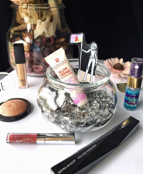 <div class="photoCaption">Just some favourites for the past 1-2 weeks of June ☝🏻:
🔸@Erborian Glow Crème (gives the skin a nice luminous glow)
🔸@Kiko_cosmeticsofficial Extra Sculpt Volume Mascara (really like the formula but not too big a fan of the brush as it doesn't fit my eyes nicely)
🔸@elfcosmetics Blush Gems Baked Highlighter and HD Lifting Concealer in Light
🔸@colourpopcosmetics Ultra Satin Lip in Frick and Frack (doesn't dry out my lips and lasts for a good amount of time)
🔸@tartecosmetics Rainforest of the Sea Setting Spray (smells absolutely lovely)
••
3 more days till I fly! I better start packing. Have a good weekend everyone! 🤓
#clozette</div>