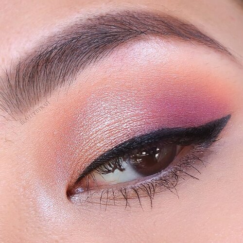 <div class="photoCaption">Happy weekend 😊! Playing with my new @colourpopcosmetics Pressed Single Eyeshadows today☝🏻
•
Browbone: Full-Zip
Crease: Issues
Lower Crease: Wait For It
Outer V: a mix of Staying Golden & Making Moves
Lid & Inner Corner: Ringer •
Really enjoying these shadows and they provide a great way of building up your shade range as each pan is really affordable. I also got these during the promotion of 3 for USD 10 so it was even better 😝!
•
#clozette #eyemakeup #colourpopcosmetics #colourpopcult #colourpopfun #abhbrows #anastasiabeverlyhillsbrows</div>