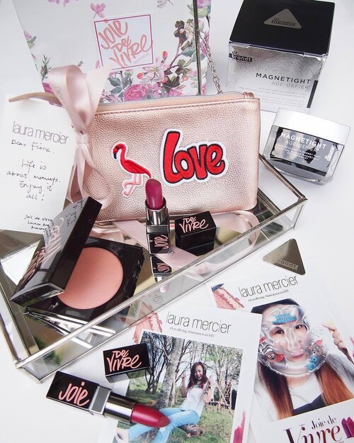 <div class="photoCaption">Life is surely about moments ⭐️. I'm head over heels with these @lauramerciermy Joie de Vivre Spring 2017 makeup collection ❤️. And @drbrandt Magnetight mask would be an interesting experience over the weekend 🤗
.
.
.
.
.
.
#lauramerciermy #lauramerciermalaysia #joiedevivre #spring2017 #kensapothecary #joyofliving #drbrandt #magnetight #streetlovebeautyblog #luxurybeauty #newmakeup #bbloggers #beautyjunkie #beautyaddict #beautyflatlay #flatlay #mybeautifulmess #makeuplovers #makeupobsessed #beautycommunity #instabeauty #instamakeup #clozette #sgigbeauty #sephoramy #lifeaboutmoments #quotestoliveby</div>