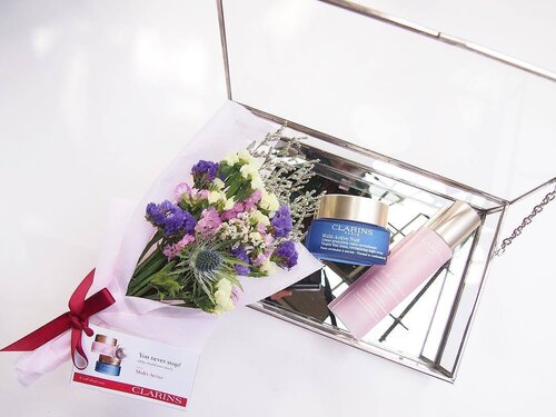 <div class="photoCaption">At the end of the floral bouquet arrangement activity at Clarins press launch, we were asked how was it and I jokingly replied I need more Multi-Active skincare because it was stressful trying to came out with a beautiful bouquet 😂 (no pun intended). That's because the 5th generation of #ClarinsMY are designed to fight the stressful lifestyle that has harmful effects on Fibroblast - a key cell responsible for youthful skin.
How do you like my pick up line, eh? The activity was hella fun! Even got Teasel (the cactus flower-looking thing in the middle), one of Multi-Active's key ingredient in the 💐. .
.
.
.
.
.
.
#clarins #presslaunch #clarinsmultiactive #multiactivejour #multiactivenuit #antiaging #streetlovebeautyblog #bbloggers #sgigskincare #myigbeauty #instabeauty #malaysiabeauty #beautyaddict #sgigbeauty #skincarereview #skincareblog #skincareroutine #iloveskincare #luxurybeauty #skincarecommunity #instaskincare #clozette #clozetteambassador #beauty #365inskincare #flatlay #beautyflatlay #mybeautifulmess</div>