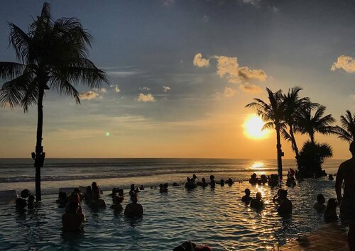 <div class="photoCaption">Made it to the weekend 🌅 #finally
•
•
•
#carinnxtravel #sunset #bali #potatoheadbeachclub #throwback #clozette</div>