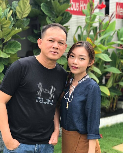 <div class="photoCaption">To the man who brings us everywhere to jalan-jalan cari makan and the ones who shares my likes and dislikes👌🏻 Happy Father's Day, daddy! 👨🏻
•
•
•
#throwback #clozette #happyfathersday</div>