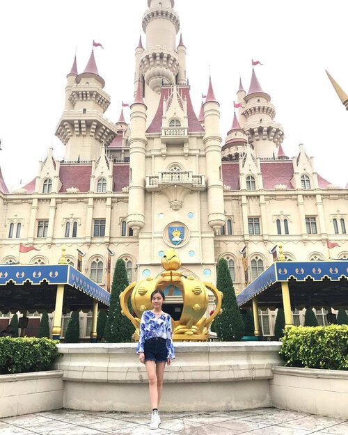 <div class="photoCaption">Small girl in a big world; leaving my mark 🏰
•
•
•
#carinnxtravel #universalstudios #universalstudiossingapore #uss #throwback #clozette #castle #shrek #onceuponatime #farfaraway #farfarawaycastle</div>