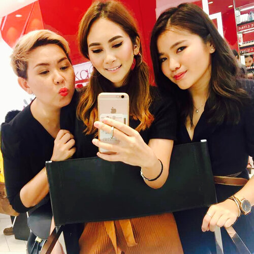 <div class="photoCaption">~~always a fun time with the gals @bella.52 and @sarah.smallnhot 💕✌🏻💖 today at the NEW NARS boutique at Sunway Pyramid and that oh so gorgeous #narsorgasm limited edition collection! #whatmakeyoublush gals? huge thanks to #narsmalaysia for having us and congrats to another new store~~ swipe to see how much silly fun we had 😜😉😘</div>
