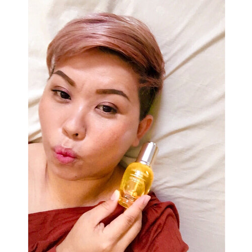 <div class="photoCaption">~~facial oil is extremely versatile and multi-purpose, it is not only a great fit to our skincare routine to regulate the balance of oil and water, it can also be used in makeup as well. We love how this lovely #divineyouthoil from @loccitane effortlessly acts as a makeup base as it is fast absorbing and lightweight enough to prep our skin for other makeup applications after. It gives our skin that natural healthy glow. Thanks #loccitanemalaysia for the love 😍😉😘 do you use a little facial oil as part of your makeup?~~</div>