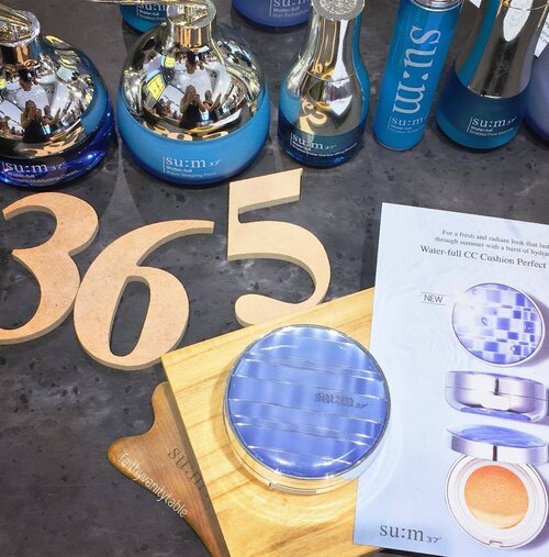 <div class="photoCaption">For cushionholics like me, there's a new kid on the block you'd definitely wanna check it out! Introducing SU:M 37• Water-Full CC Cushion Perfect Finish. 💧
.
Containing similar ingredients from their WaterFull skincare range, this CC cushion is made for combination/ oily skin types and suits our hot & humid weather! ☀️ Multi-veil technology, blooming powder, sweat-proof, lightweight - are these enough for you to check it out yet? 💦
.
Available at Tangs Vivo City. SGD67(incl. a refill) @sum37_singapore (More footage on launch event on #IGStory)
#sum37singapore #sum37sg #cushion #kbeauty #clozette</div>